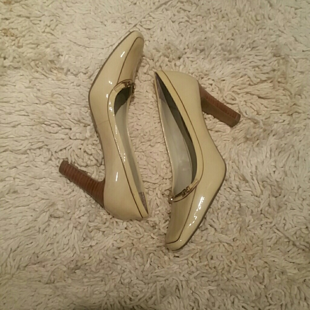 Women's dress shoe
